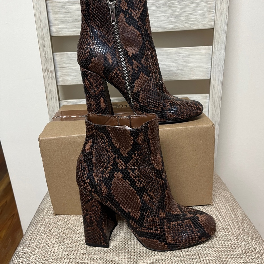 Steve Madden, EUC Dk Brown Snake Print  4” Heeled Boots